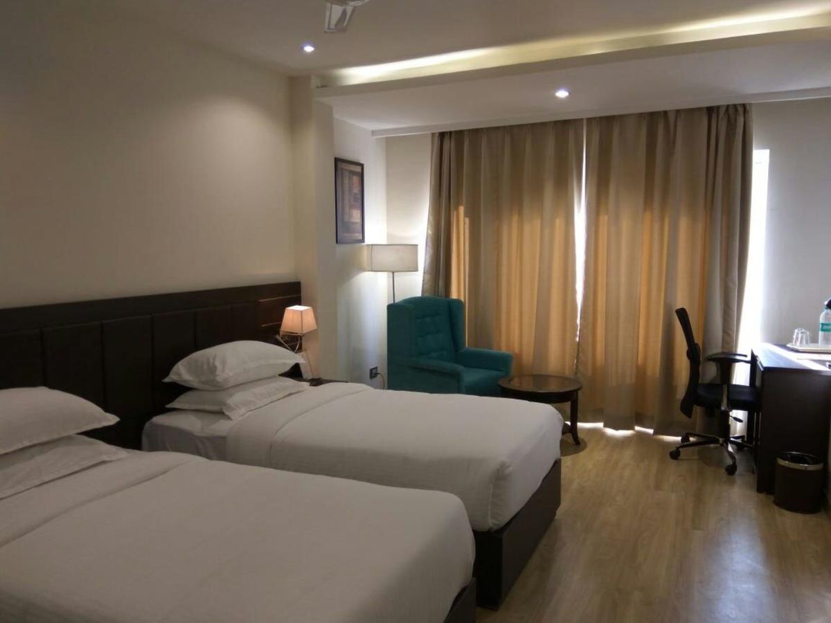 Hotel Surendra Vilas Бопал Екстериор снимка