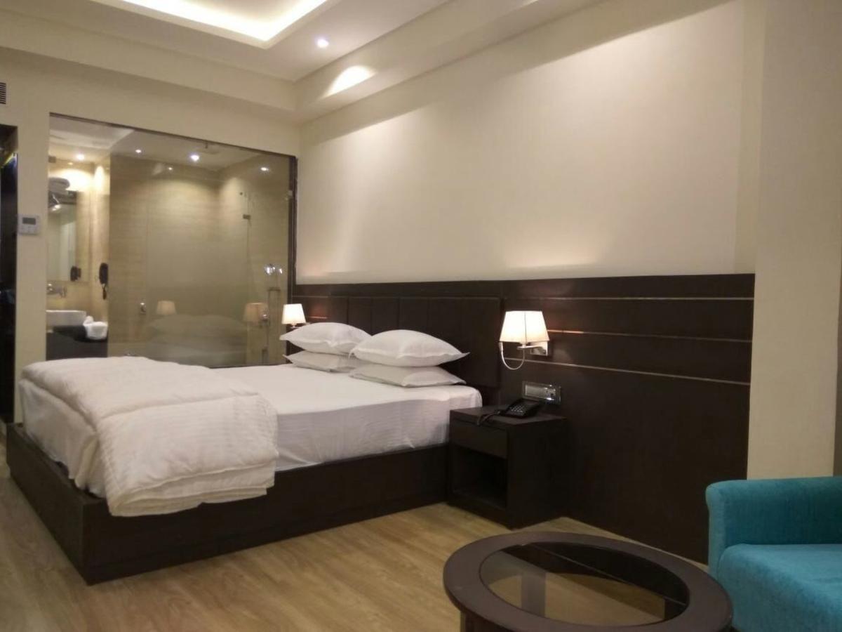 Hotel Surendra Vilas Бопал Екстериор снимка